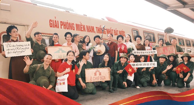 Chuyến t&agrave;u đo&agrave;n vi&ecirc;n H&agrave; Nội 5 Cửa &Ocirc; mừng 30.4- Ảnh 2.