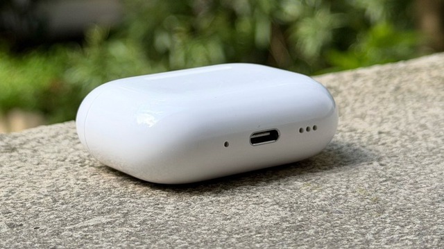Những lỗ tr&ograve;n nhỏ dưới đ&aacute;y hộp AirPods c&oacute; c&ocirc;ng dụng g&igrave;? - Ảnh 1.