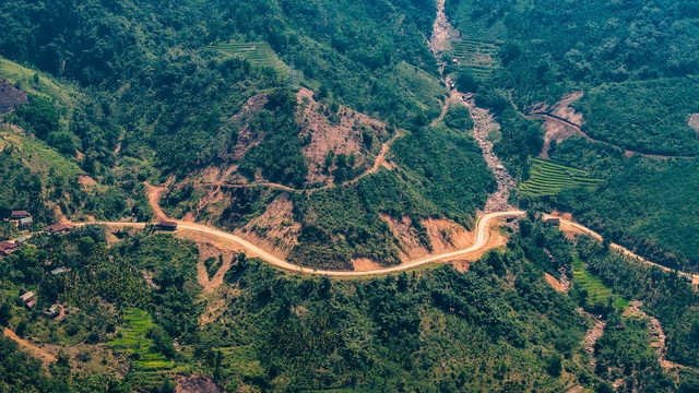 'Ổ voi' bủa v&acirc;y tỉnh lộ 623 ở Quảng Ng&atilde;i: 4 km &aacute;m ảnh người đi đường- Ảnh 7.