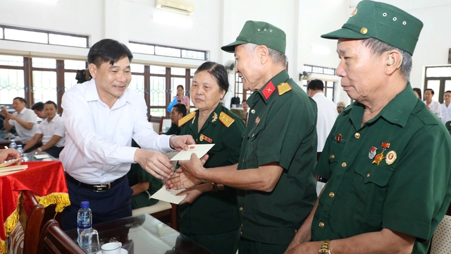 C&aacute;c địa phương trao qu&agrave; của Tổng b&iacute; thư, Chủ tịch nước cho thương bệnh binh - Ảnh 3.