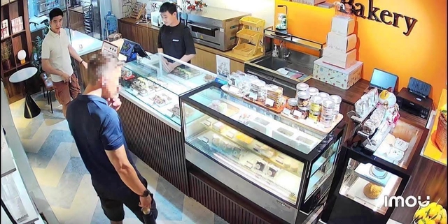Chủ tiệm bánh TP.HCM bán chịu cho khách Tây, nhận lại cái kết bất ngờ - Ảnh 1.