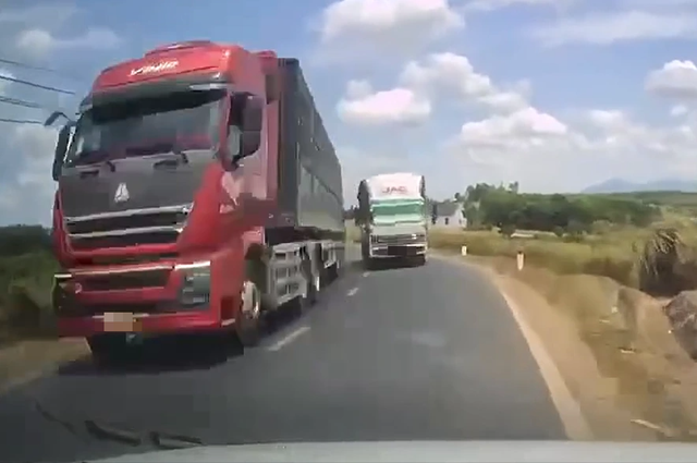 Xử phạt t&agrave;i xế xe tải vượt ẩu tại kh&uacute;c cua- Ảnh 1.