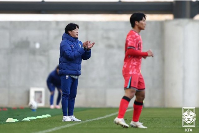 U.17 H&agrave;n Quốc chốt nh&acirc;n sự cực mạnh, sẵn s&agrave;ng đấu U.17 Việt Nam: HLV Roland l&ecirc;n gấp phương &aacute;n- Ảnh 2.