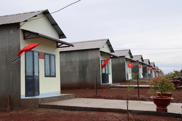 L&acirc;m Đồng b&agrave;n giao 60 căn nh&agrave; điểm d&acirc;n cư liền kề x&atilde; bi&ecirc;n giới Quảng Trực- Ảnh 2.