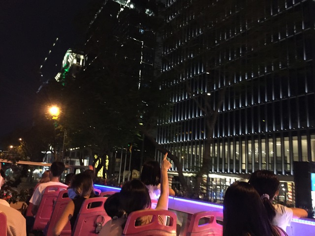 Giữa th&agrave;nh phố rực s&aacute;ng &aacute;nh điện, nhớ về một thời đ&egrave;n dầu 'ch&acirc;n &aacute;i'... - Ảnh 3.