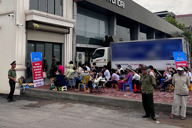 Động th&aacute;i 'lạ' từ CĐT sau vụ xếp h&agrave;ng xuy&ecirc;n đ&ecirc;m mua nh&agrave; ở x&atilde; hội - Ảnh 2.