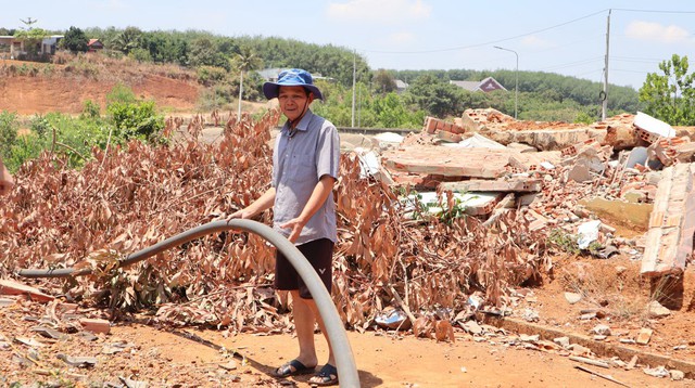 Sống cạnh hồ chứa, người d&acirc;n vẫn thiếu nước- Ảnh 4.