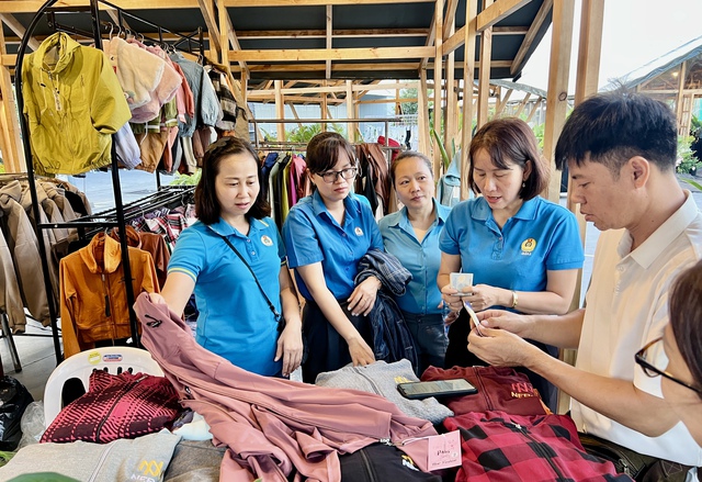 Khai mạc Th&aacute;ng C&ocirc;ng nh&acirc;n: Tặng 12 'm&aacute;i ấm C&ocirc;ng đo&agrave;n cho' người lao động- Ảnh 4.