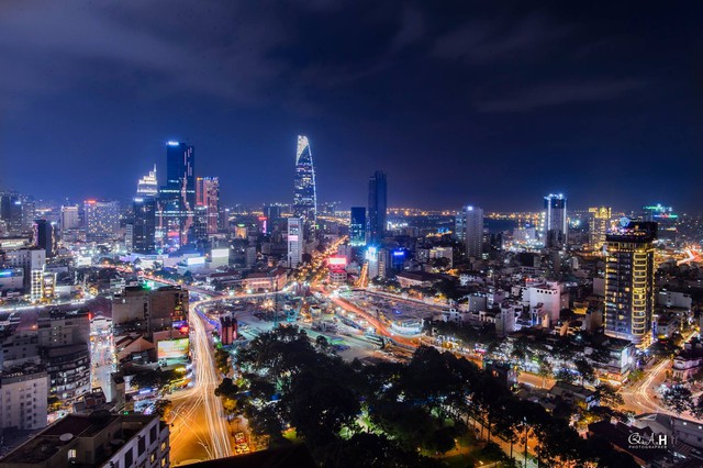 Giữa th&agrave;nh phố rực s&aacute;ng &aacute;nh điện, nhớ về một thời đ&egrave;n dầu 'ch&acirc;n &aacute;i'... - Ảnh 2.