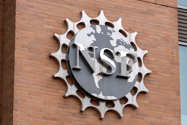 Ch&iacute;nh quyền Trump sa thải c&aacute;c th&agrave;nh vi&ecirc;n gi&aacute;m s&aacute;t Quỹ Khoa học Quốc gia - Ảnh 1.