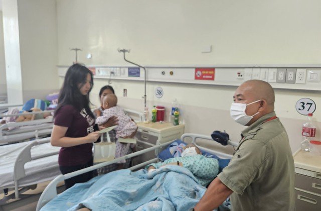 Hỗ trợ bệnh nhi c&oacute; ho&agrave;n cảnh kh&oacute; khăn tại Bệnh viện Ung bướu TP.HCM - Ảnh 4.