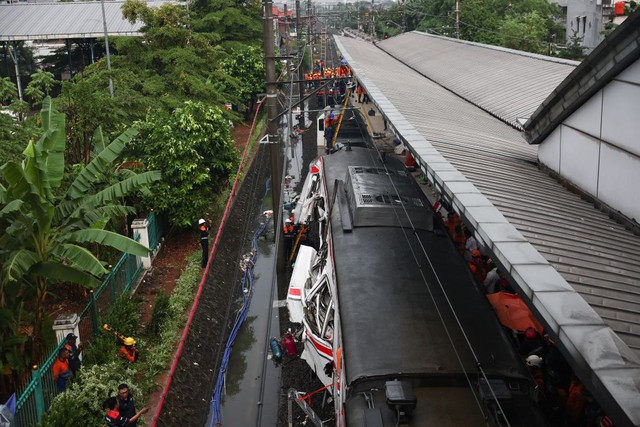 Hai xe lửa đ&acirc;m nhau gần Jakarta, 5 người chết, nhiều người bị thương - Ảnh 2.