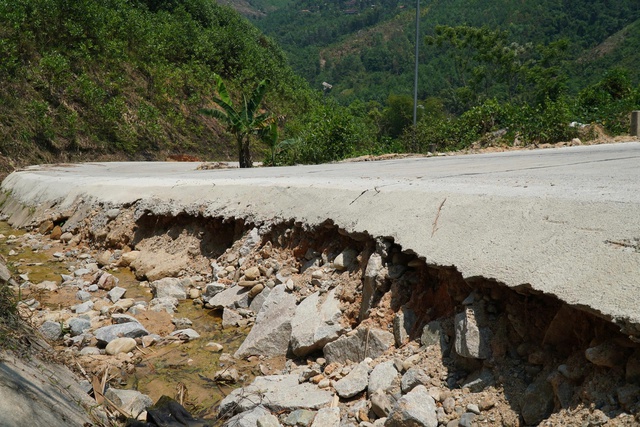 'Ổ voi' bủa v&acirc;y tỉnh lộ 623 ở Quảng Ng&atilde;i: 4 km &aacute;m ảnh người đi đường- Ảnh 6.
