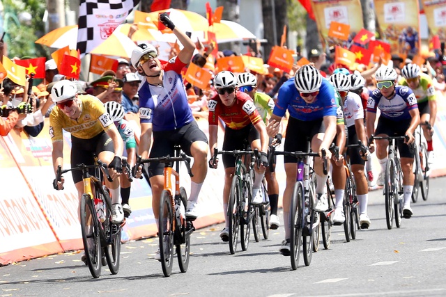 C&uacute; đẩy xe đẳng cấp mang về chiến thắng ngoạn mục cho tay đua người New Zealand- Ảnh 4.