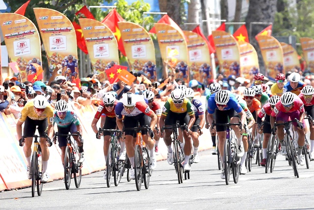 C&uacute; đẩy xe đẳng cấp mang về chiến thắng ngoạn mục cho tay đua người New Zealand- Ảnh 3.