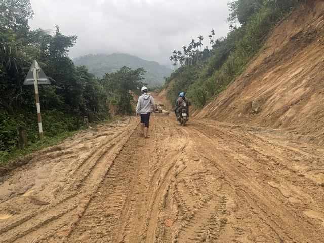 'Ổ voi' bủa v&acirc;y tỉnh lộ 623 ở Quảng Ng&atilde;i: 4 km &aacute;m ảnh người đi đường- Ảnh 3.