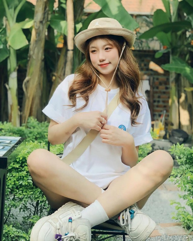 Chút tinh nghịch xuống phố với mũ vành tròn - Ảnh 1.