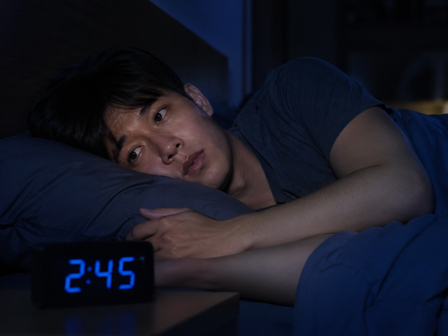 Đang ngủ ngon bỗng tỉnh giấc: 4 nguy&ecirc;n nh&acirc;n khiến kh&oacute; ngủ lại - Ảnh 1.