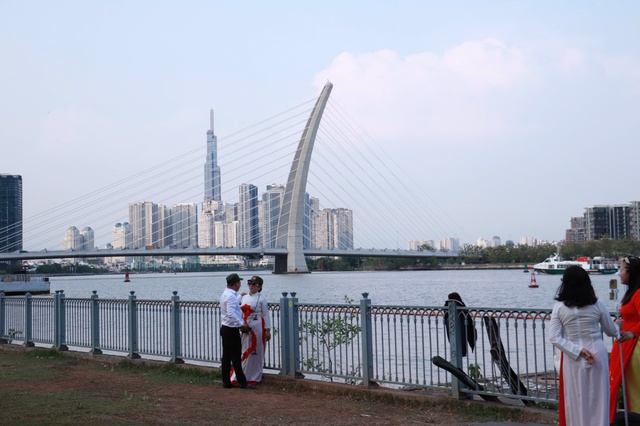 Bắn ph&aacute;o hoa dịp lễ 30.4: Ở TP.HCM đến đ&acirc;u để ngắm ph&aacute;o hoa đẹp nhất? - Ảnh 2.