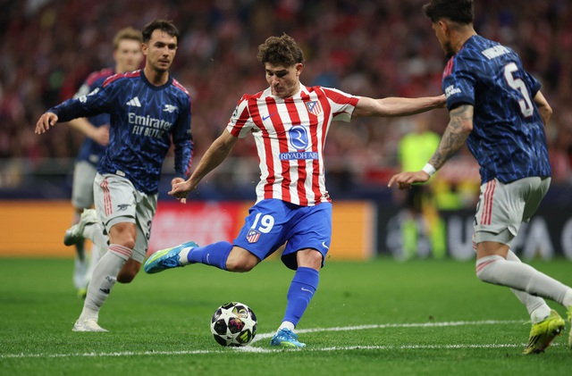 Hai quả phạt đền ở b&aacute;n kết Champions League: Arsenal v&agrave; Atletico bất ph&acirc;n thắng bại- Ảnh 2.