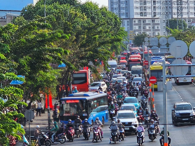 Bến xe Miền T&acirc;y 'căng m&igrave;nh' hoạt động dịp lễ 30.4 - 1.5- Ảnh 4.