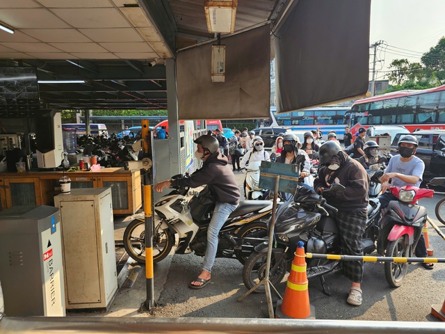 Bến xe Miền T&acirc;y 'căng m&igrave;nh' hoạt động dịp lễ 30.4 - 1.5- Ảnh 6.