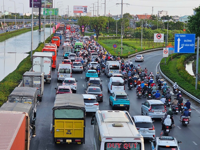 Bến xe Miền T&acirc;y 'căng m&igrave;nh' hoạt động dịp lễ 30.4 - 1.5- Ảnh 2.