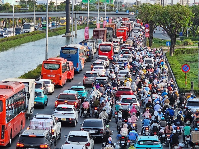 Bến xe Miền T&acirc;y 'căng m&igrave;nh' hoạt động dịp lễ 30.4 - 1.5- Ảnh 1.