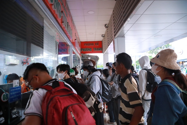 Bến xe Miền T&acirc;y qu&aacute; tải v&igrave; người d&acirc;n chen nhau về qu&ecirc; nghỉ lễ  - Ảnh 2.
