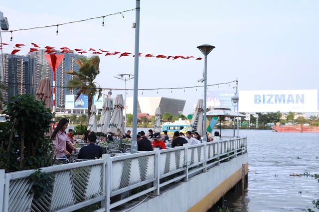 Bắn ph&aacute;o hoa dịp lễ 30.4: Ở TP.HCM đến đ&acirc;u để ngắm ph&aacute;o hoa đẹp nhất? - Ảnh 3.