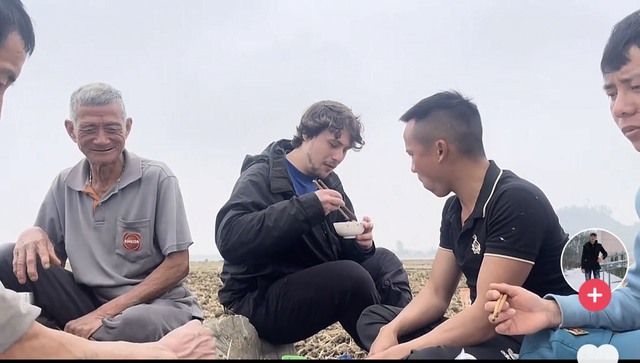 Clip khách Tây ăn trưa ngoài đồng gây 'sốt', sẵn sàng trỉa bắp giúp nông dân Việt - Ảnh 1.