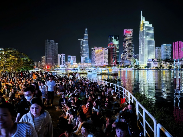 Bắn ph&aacute;o hoa dịp lễ 30.4: Ở TP.HCM đến đ&acirc;u để ngắm ph&aacute;o hoa đẹp nhất? - Ảnh 4.