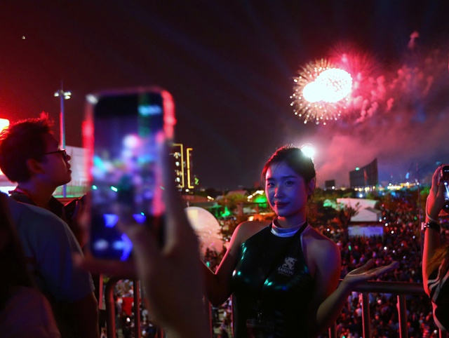 Bắn ph&aacute;o hoa dịp lễ 30.4: Ở TP.HCM đến đ&acirc;u để ngắm ph&aacute;o hoa đẹp nhất? - Ảnh 6.