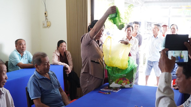 Người dân ở Tân Thành mang cá chết đến cuộc họp, yêu cầu làm rõ nguyên nhân- Ảnh 1.