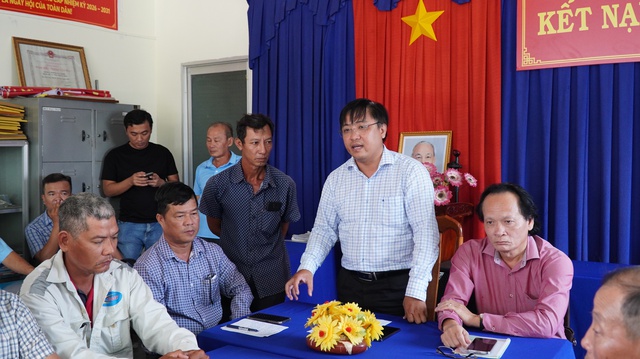 Người dân ở Tân Thành mang cá chết đến cuộc họp, yêu cầu làm rõ nguyên nhân- Ảnh 3.