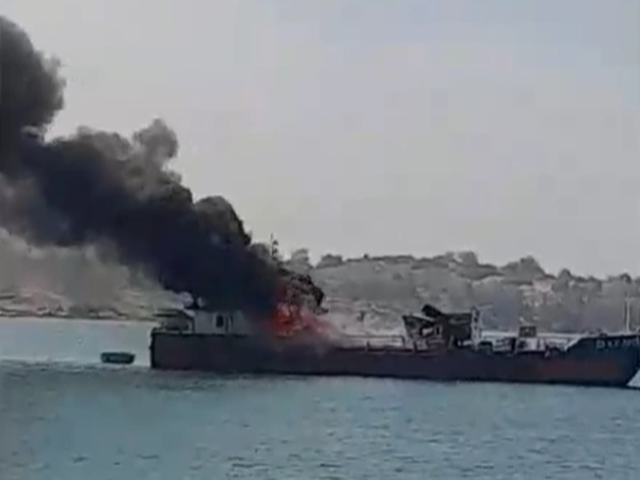 Cháy tàu chở dầu gần bờ biển Liên Hương, 2 người thoát nạn - Ảnh 1.