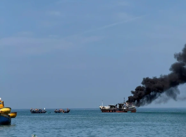Cháy tàu chở dầu đang neo đậu gần bờ biển Liên Hương, cuộn khói đen nghi ngút - Ảnh 2.