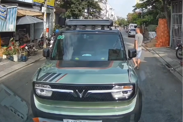 CSGT Ph&uacute; L&acirc;m phạt t&agrave;i xế &ocirc; t&ocirc; con đỗ xe ngược chiều lưu th&ocirc;ng ở TP.HCM- Ảnh 1.