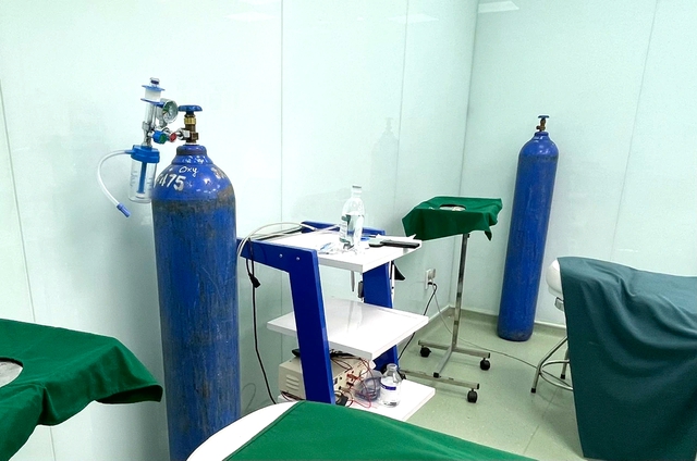 Nổ đồng hồ b&igrave;nh &ocirc; xy y tế ở TP.HCM, nữ điều dưỡng bị thương- Ảnh 1.