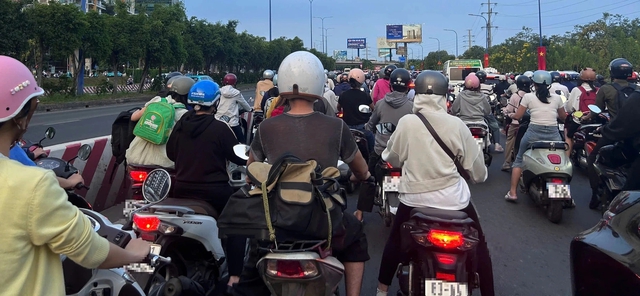 Nhiều người chở hành lý rời TP.HCM, đường sá ken đặc xe trước lễ 30.4 - 1.5 - Ảnh 4.