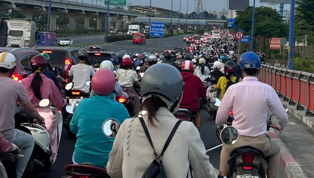 Nhiều người chở hành lý rời TP.HCM, đường sá ken đặc xe trước lễ 30.4 - 1.5 - Ảnh 5.