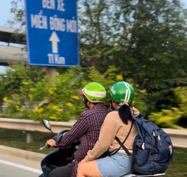 Nhiều người chở hành lý rời TP.HCM, đường sá ken đặc xe trước lễ 30.4 - 1.5 - Ảnh 6.