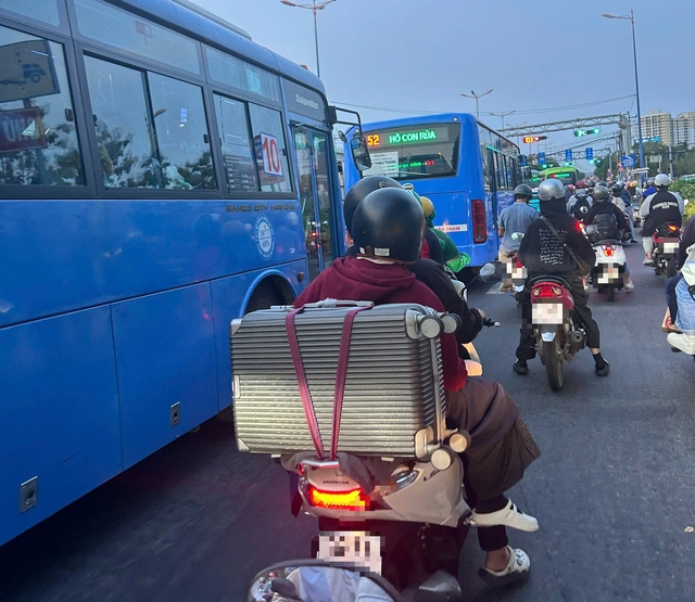 Nhiều người chở hành lý rời TP.HCM, đường sá ken đặc xe trước lễ 30.4 - 1.5 - Ảnh 3.