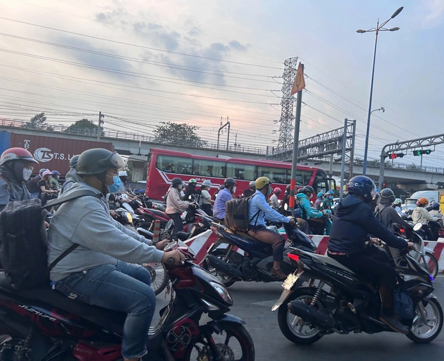 Nhiều người chở hành lý rời TP.HCM, đường sá ken đặc xe trước lễ 30.4 - 1.5 - Ảnh 2.