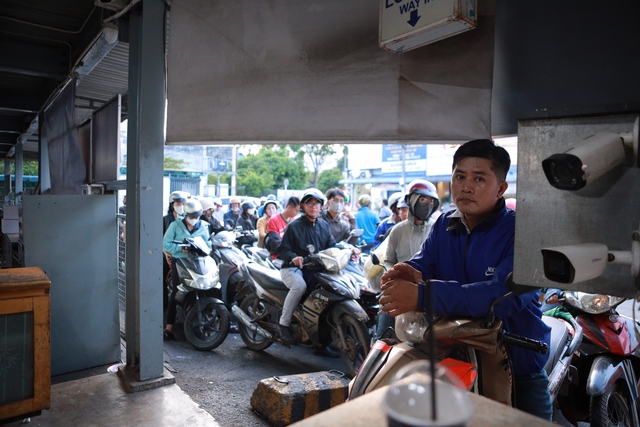 Bến xe Miền T&acirc;y qu&aacute; tải v&igrave; người d&acirc;n chen nhau về qu&ecirc; nghỉ lễ  - Ảnh 4.