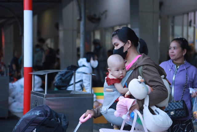 Bến xe Miền T&acirc;y qu&aacute; tải v&igrave; người d&acirc;n chen nhau về qu&ecirc; nghỉ lễ  - Ảnh 10.