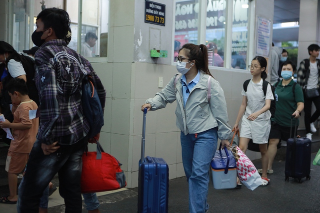 Bến xe Miền T&acirc;y qu&aacute; tải v&igrave; người d&acirc;n chen nhau về qu&ecirc; nghỉ lễ  - Ảnh 7.
