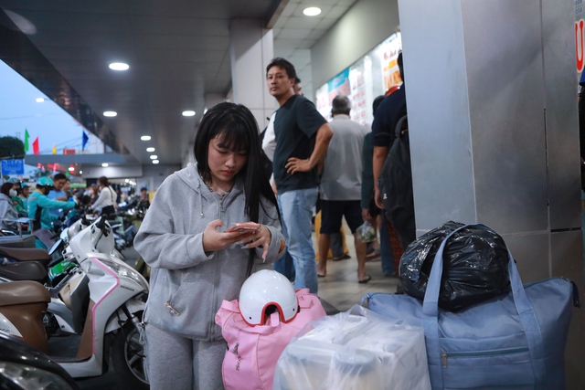 Bến xe Miền T&acirc;y qu&aacute; tải v&igrave; người d&acirc;n chen nhau về qu&ecirc; nghỉ lễ  - Ảnh 6.