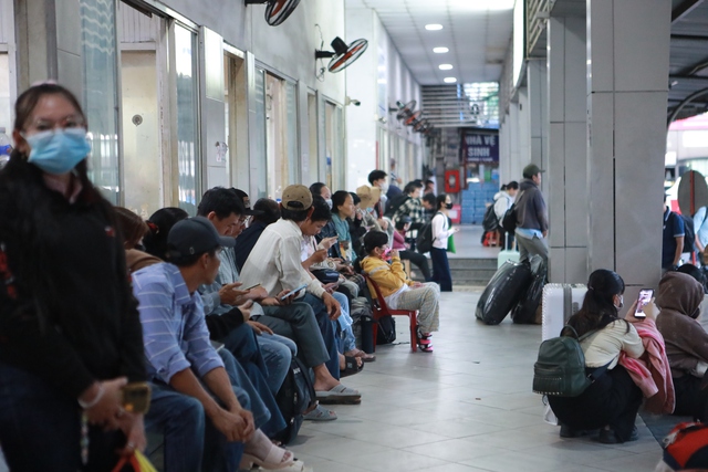 Bến xe Miền T&acirc;y qu&aacute; tải v&igrave; người d&acirc;n chen nhau về qu&ecirc; nghỉ lễ  - Ảnh 3.