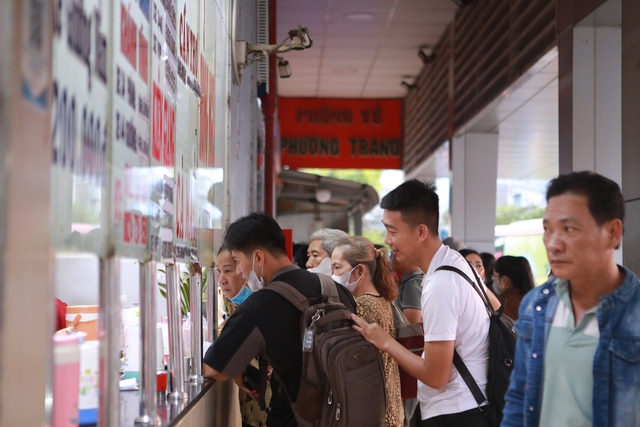 Bến xe Miền T&acirc;y qu&aacute; tải v&igrave; người d&acirc;n chen nhau về qu&ecirc; nghỉ lễ  - Ảnh 5.